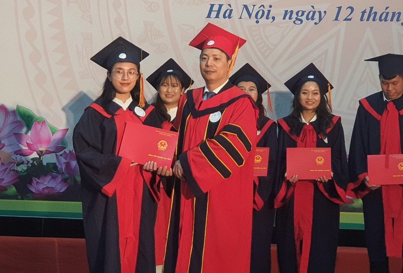 PGS.TS. Trần Quang Tiến - Giám đốc Học viện trao bằng cho các cử nhân tốt nghiệp loại Xuất sắc.