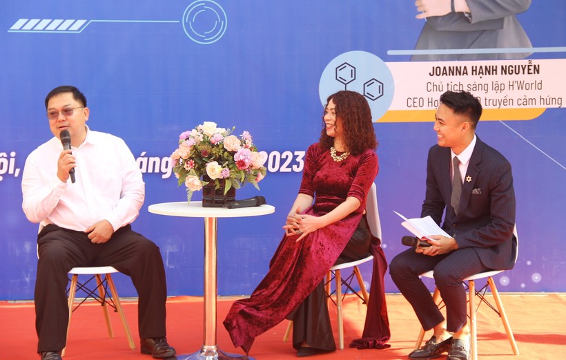 Ông Hoàng Tiến Nam và bà Joana Hạnh Nguyễn chia sẻ nhiều kiến thức, kỹ năng khởi nghiệp tại Tọa đàm sáng 14/1