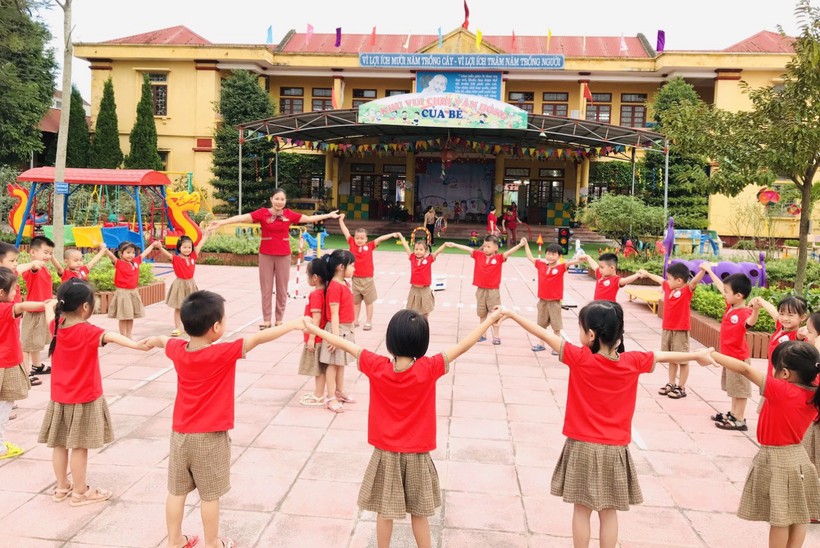 Cô Trần Thị Hiền Hòa và các "học trò nhí" của mình trong một hoạt động giáo dục ngoài trời.