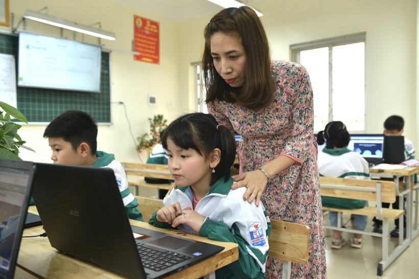 Giáo viên Trường tiểu học Quang Minh B (Mê Linh, Hà Nội) hướng dẫn học sinh học tập trên nền tảng trực tuyến của Khan Academy.