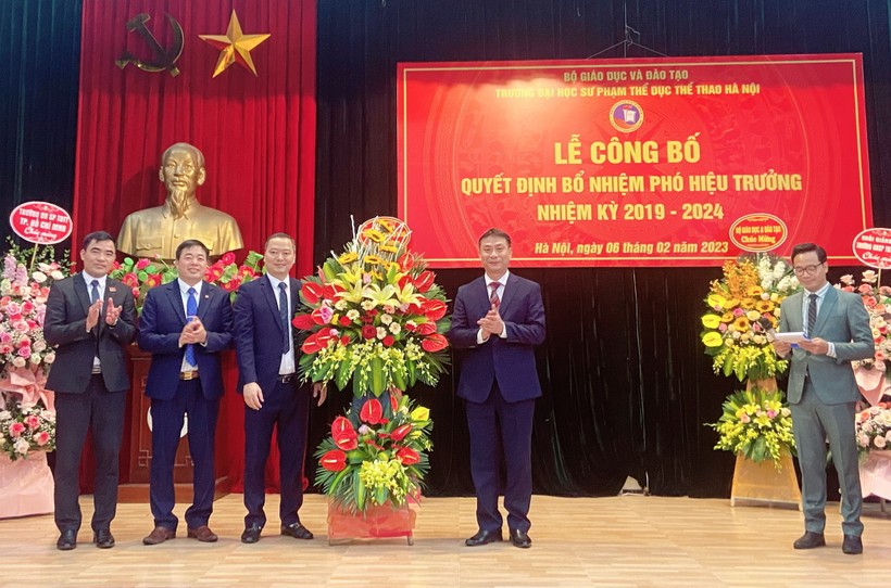 Lãnh đạo Trường ĐH Sư phạm Thể dục thể thao Hà Nội tặng hoa chúc mừng tân Phó Hiệu trưởng TS Nguyễn Mạnh Toàn.