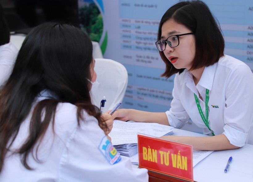 Cán bộ, giảng viên Học viện Nông nghiệp Việt Nam tư vấn tuyển sinh cho thí sinh.