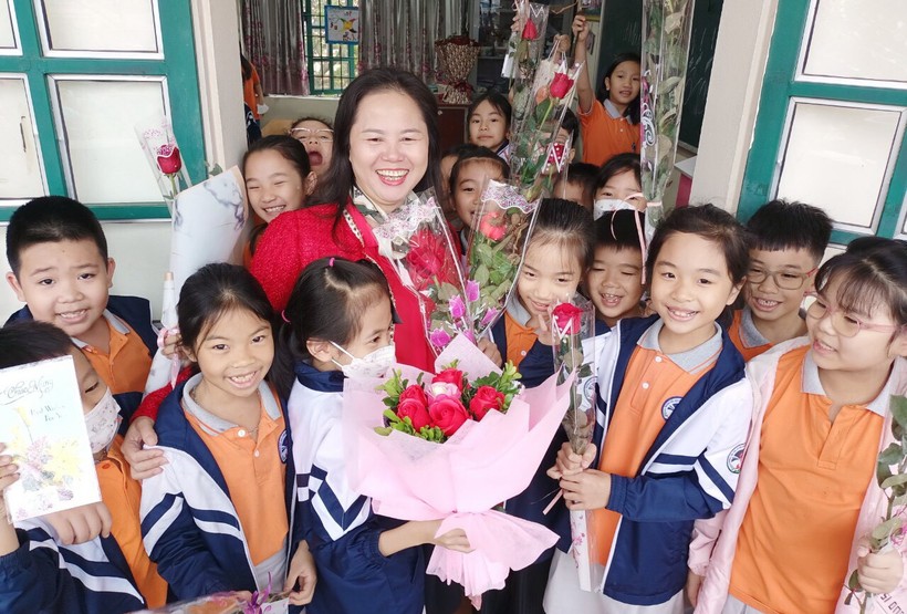 Cô Lê Thị Mùi và học sinh trong ngày Nhà giáo Việt Nam 20/11/2022.