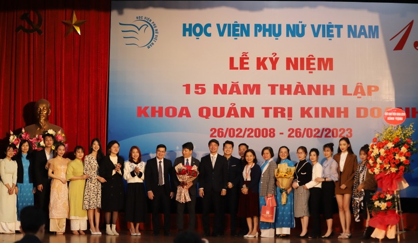 PGS.TS Trần Quang Tiến – Giám đốc Học viện Phụ nữ Việt Nam chúc mừng tập thể Khoa Quản trị kinh doanh.