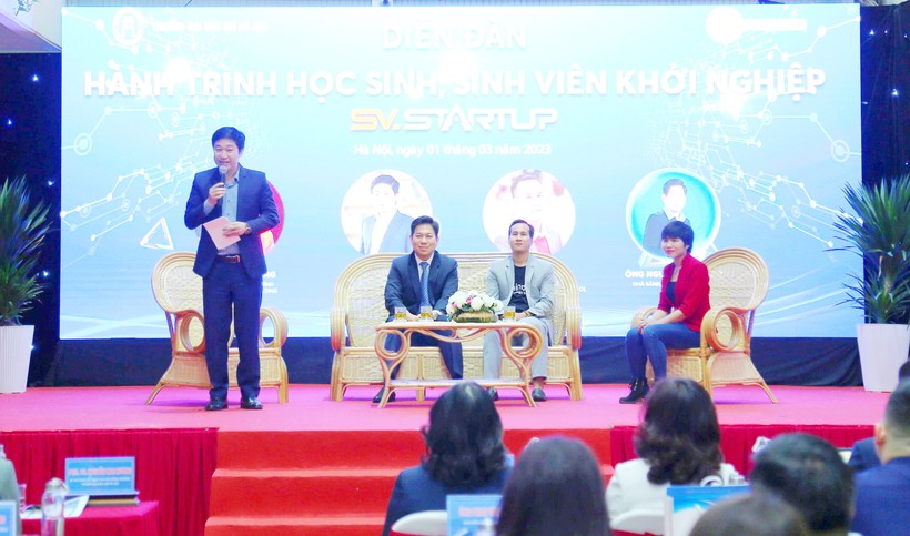 Ông Đỗ Mạnh Hùng – Tổng Giám đốc Công ty Cổ phần Công nghệ Giáo dục Nova và các diễn giả trao đổi với sinh viên về hành trình khởi nghiệp.