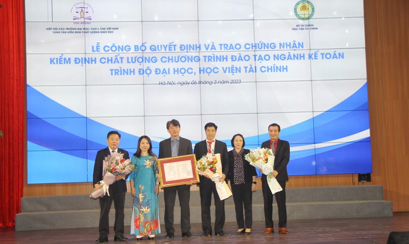 PGS.TS Nguyễn Phương Nga (thứ hai từ trái qua phải) trao chứng nhận kiểm định chất lượng chương trình đào tạo ngành Kế toán trình độ đại học.