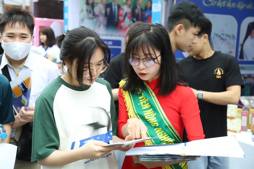 Học sinh tìm hiểu về các ngành đào tạo của Học viện Nông nghiệp Việt Nam tại Ngày hội tư vấn tuyển sinh, hướng nghiệp năm 2023.