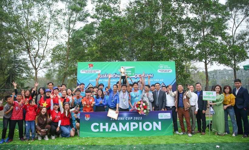 Trường THPT Nguyễn Siêu giành vô địch giải bóng đá nam học sinh THPT tranh Cup Ecouni Chu Văn An tỉnh Hưng Yên.
