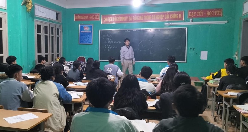 Một buổi học của lớp phụ đạo vào buổi tối của Trường Phổ thông dân tộc nội trú THPT Nậm Pồ do thầy Hiệu trưởng Nguyễn Văn Tập trực tiếp giảng dạy.