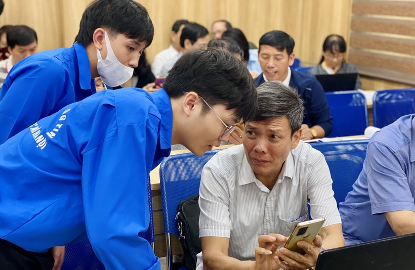 Sinh viên tình nguyện Trường ĐH Mở Hà Nội hỗ trợ cán bộ hội khuyến học sử dụng phần mềm đánh giá công dân học tập.