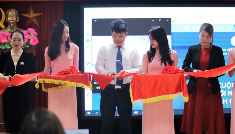 PGS.TS Trần Quang Tiến và các đại biểu cắt băng cắt băng khai trương webiste về Cuộc thi Genesis 2023.