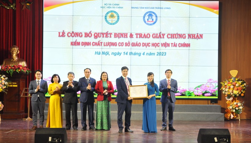 TS Nguyễn Thị Kim Phụng (thứ hai từ phải qua trái) trao Giấy chứng nhận kiểm định chất lượng cơ sở giáo dục cho đại diện ban lãnh đạo Học viện Tài chính.