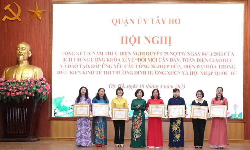 Bà Lê Thị Thu Hằng – Bí thư Quận ủy Tây Hồ trao Giấy khen cho các tập thể có thành tích xuất sắc trong thực hiện Nghị quyết số 29-NQ/TW.