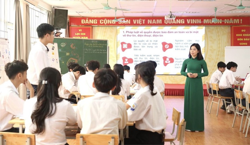 Cô - trò trường THPT Hoàng Cầu (Đống Đa, Hà Nội) trong giờ học về kinh tế và pháp luật.