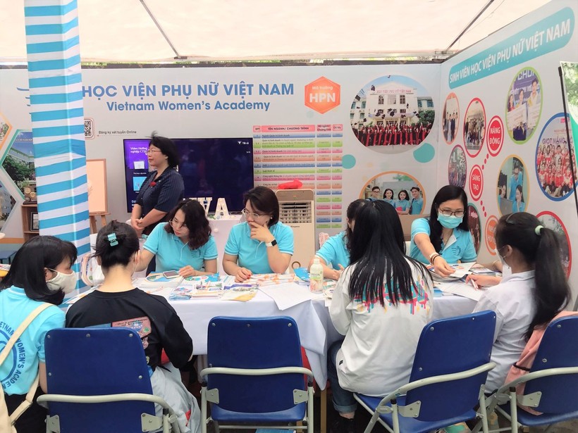 Học viện Phụ nữ Việt Nam tư vấn tuyển sinh tại ngày hội Tuyển sinh năm 2022.