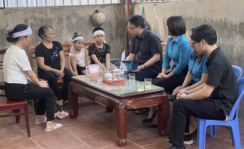 Ông Nguyễn Ngọc Ân (thứ 4 từ phải qua trái) và cán bộ, công chức Công đoàn Giáo dục Việt Nam đã đến thăm hỏi, động viên gia đình cô Yến sớm vượt qua mất mát, đau thương.