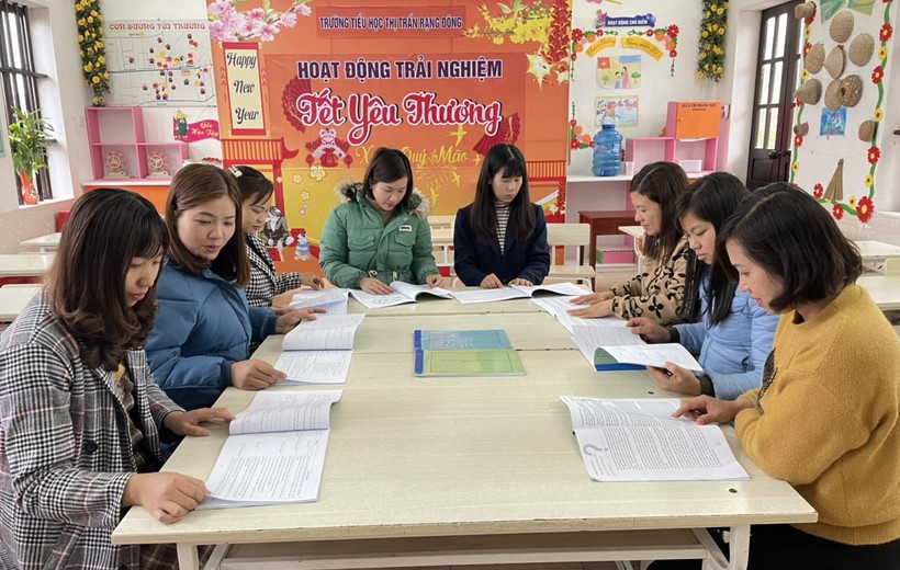 Giáo viên Trường Tiểu học thị trấn Rạng Đông nghiên cứu tài liệu để lựa chọn sách giáo khoa mới. Ảnh: NTCC.