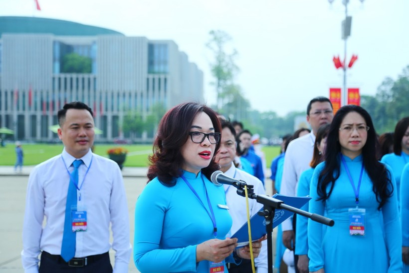 PGS.TS Nguyễn Thị Nhung – Hiệu trưởng Trường ĐH Mở Hà Nội thay mặt tập thể nhà trường báo cáo về thành tích đã đạt được trong thời gian qua.