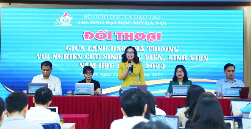 PGS.TS Nguyễn Thị Nhung - Hiệu trưởng cùng các thầy cô lãnh đạo giải đáp thắc mắc cho người học.