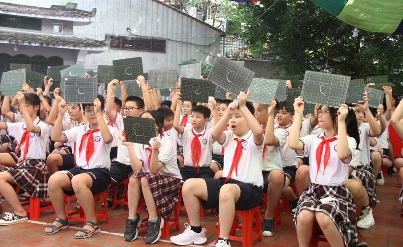Học sinh Trường tiểu học Đông Thái hào hứng tham gia "Rung chuông vàng".