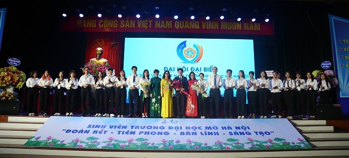 Ban chấp hành Hội sinh viên Trường Đại học Mở Hà Nội khoá XII, nhiệm kỳ 2023 – 2025 ra mắt Đại hội.