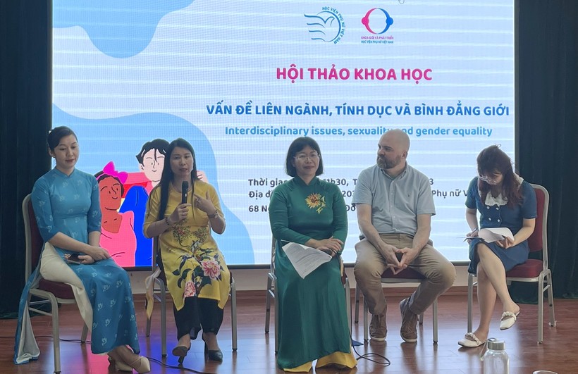 TS Trần Thị Thu Hiền - Phó trưởng Khoa Giới và phát triển, Học viện Phụ nữ Việt Nam chia sẻ tại hội thảo.