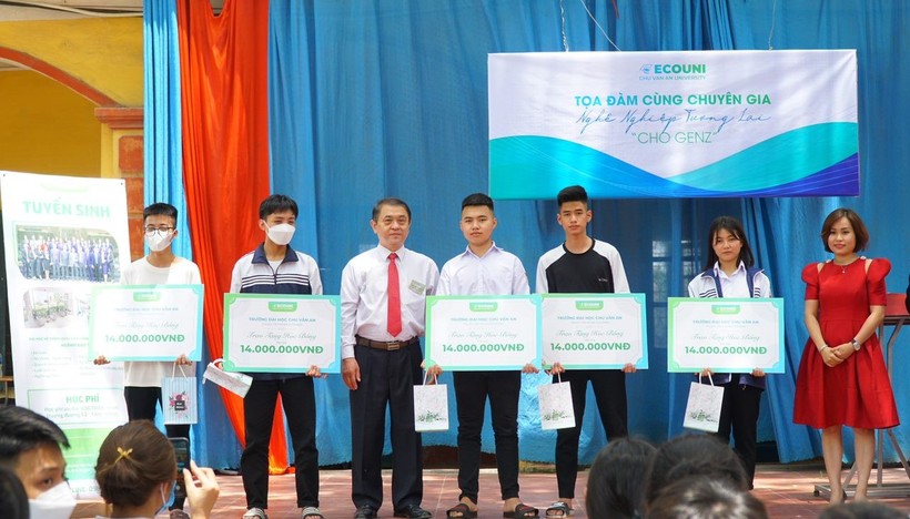 Nhiều học sinh, sinh viên đã được nhận học bổng 'Chắp cánh ước mơ' của Trường ĐH Chu Văn An.