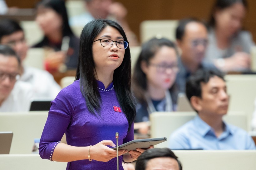 Đại biểu Đinh Thị Ngọc Dung (đoàn đại biểu Quốc hội Hải Dương) phát biểu tại hội trường ngày 31/5.