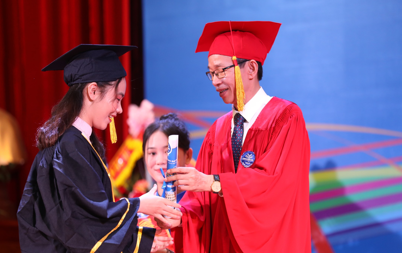 GS.TS Nguyễn Văn Minh - Hiệu trưởng Trường ĐH Sư phạm Hà Nội trao chúc thư và tặng hoa chúc mừng cho các tân cử nhân - sáng 9/6.