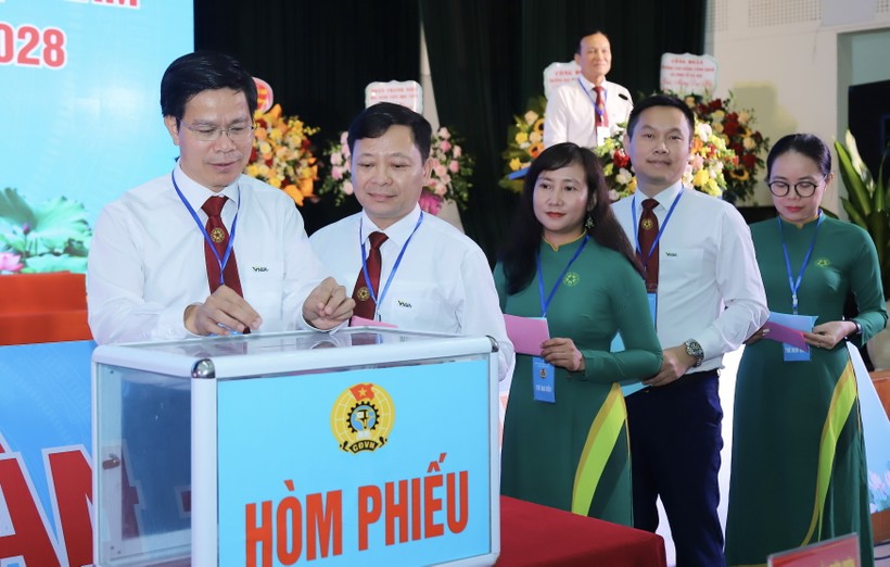 Các đại biểu bầu Ban chấp hành Công đoàn Học viện Nông nghiệp Việt Nam lần thứ XXXIII, nhiệm kỳ 2023 – 2028.