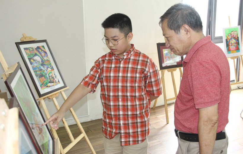 Học sinh và phụ huynh xem những bức tranh do các em vẽ.
