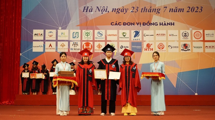 Nguyễn Quốc Tuấn trong ngày nhận bằng tốt nghiệp đại học.