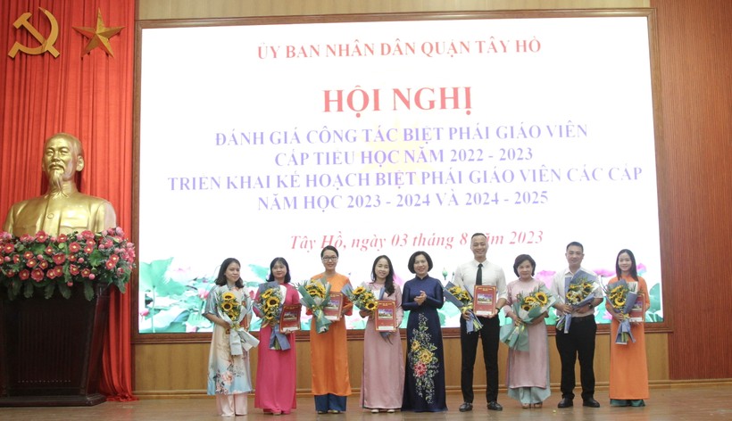 Bà Lê Thị Thu Hằng – Thành ủy viên, Bí thư quận ủy, Chủ tịch HĐND quận Tây Hồ trao quyết định biệt phái cho các giáo viên THCS.