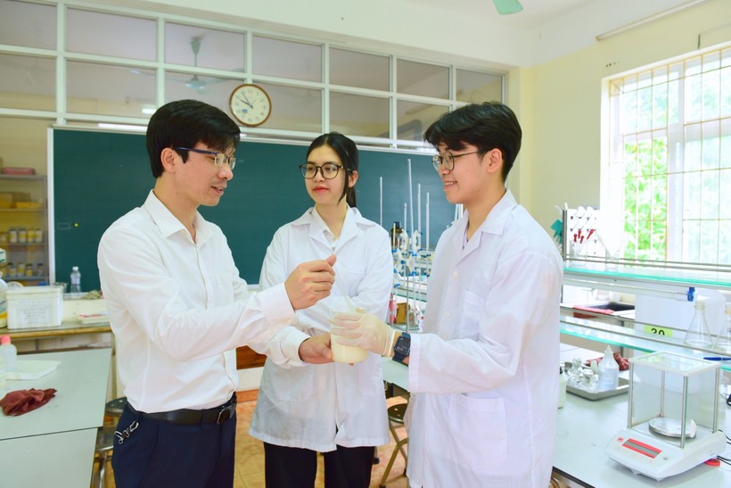 Thầy Hoàng Châu Thiện – giáo viên Trường THPT Chuyên Tuyên Quang hướng dẫn học sinh nghiên cứu khoa học.