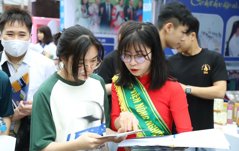 Thí sinh tìm hiểu các ngành đào tạo của Học viện Nông nghiệp Việt Nam.