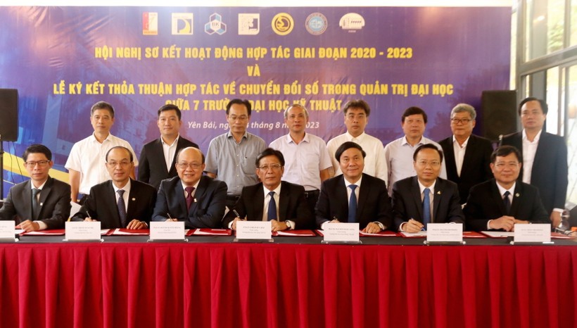 Thứ trưởng Bộ GD&ĐT Hoàng Minh Sơn chứng kiến 7 trường đại học kỹ thuật ký kết hợp tác.