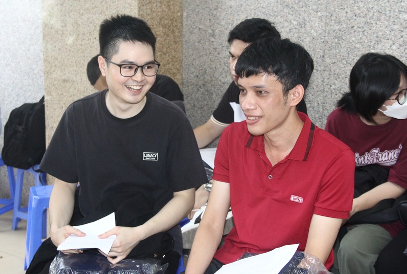 Sinh viên Đỗ Xuân Công (ngoài cùng bên trái, hàng 1) phấn khởi tham gia ngày hội tư vấn và giới thiệu việc làm do Học viện Y dược học cổ truyền Việt Nam tổ chức chiều 29/8.