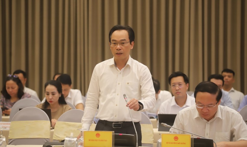 Thứ trưởng Hoàng Minh Sơn trao đổi tại buổi họp báo Chính phủ chiều 9/9.