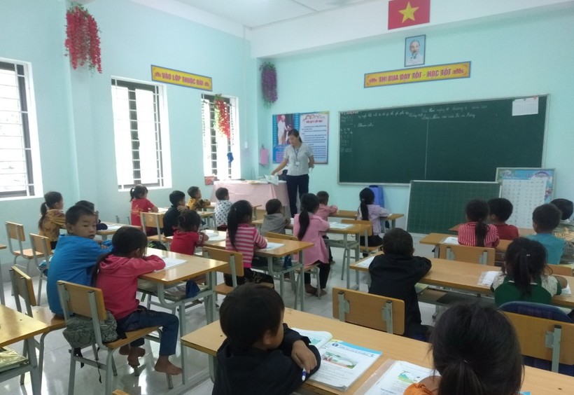 Cô Lý Thị Thu - giáo viên Trường Phổ thông dân tộc bán trú tiểu học Sủng Máng (Mèo Vạc, Hà Giang) trong giờ lên lớp. Ảnh: NVCC.