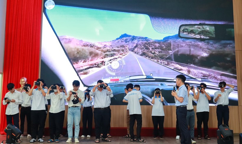 Sinh viên thực hành sử dụng kính ảo với video 360 độ để trải nghiệm về tác động của rượu bia đối với hiệu năng lái xe.