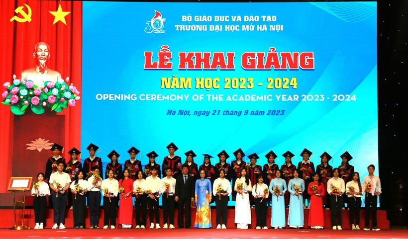 PGS.TS Huỳnh Văn Chương và PGS.TS Nguyễn Thị Nhung trao thưởng cho sinh viên thủ khoa tốt nghiệp và thủ khoa đầu vào năm học 2023 - 2024,