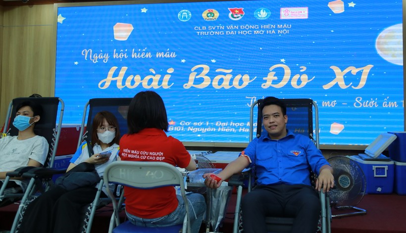 ThS Lê Mạnh Hùng - Bí thư Đoàn Trường ĐH Mở Hà Nội (ngoài cùng bên phải) trực tiếp tham gia hiến máu.