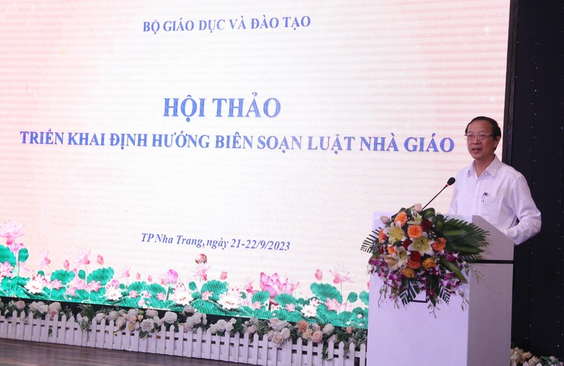 Thứ trưởng Bộ GD&ĐT Phạm Ngọc Thưởng phát biểu tại Hội thảo.
