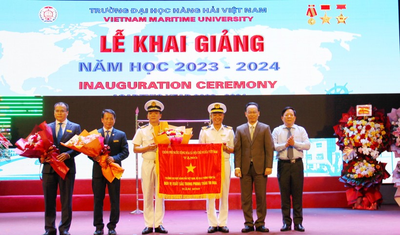 Thứ trưởng Bộ GD&ĐT Hoàng Minh Sơn (thứ hai, từ phải qua trái) trao Cờ thi đua của Chính phủ cho Trường ĐH Hàng Hải Việt Nam.