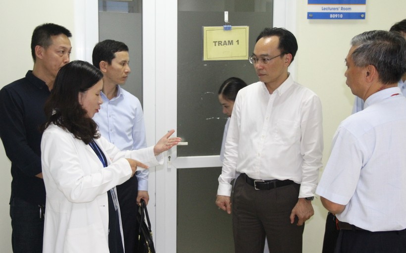 Thứ trưởng Hoàng Minh Sơn trao đổi với cán bộ, giảng viên khi tham quan các khu giảng đường của Trường ĐH Y dược Hải Phòng.