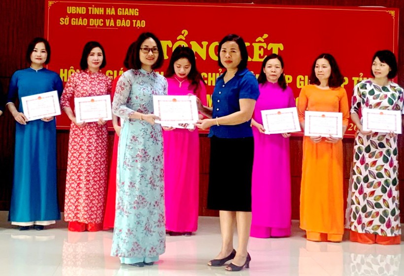 Cô Nguyễn Thị Lan Hương nhận danh hiệu giáo viên THPT chủ nhiệm lớp giỏi cấp tỉnh, năm học 2022 - 2023.