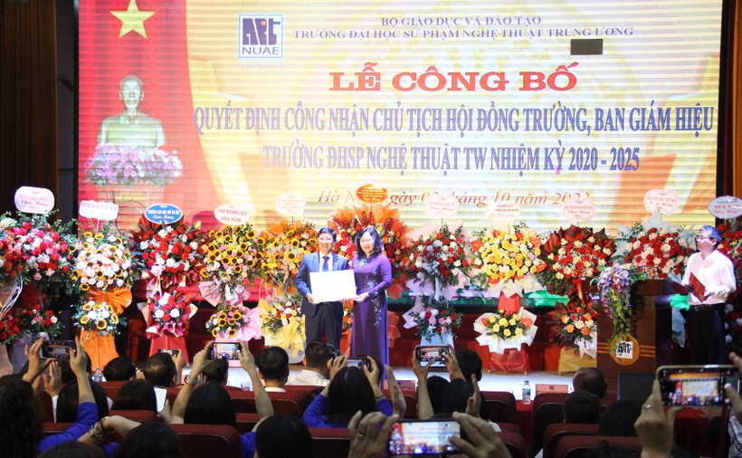 Thứ trưởng Bộ GD&ĐT Ngô Thị Minh trao quyết định cho PGS.TS Đào Đăng Phượng.