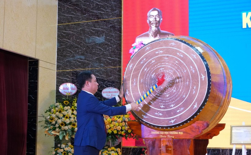 PGS.TS Lê Mạnh Hùng đánh trống khai giảng năm học mới.