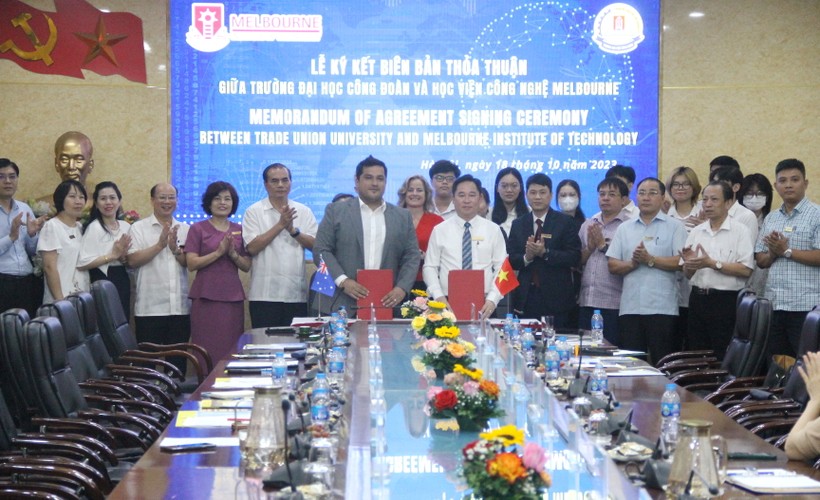PGS.TS Lê Mạnh Hùng và ông Kunal Malhotra ký kết thỏa thuận hợp tác trước sự chứng kiến của các đại biểu, cán bộ, giảng viên và sinh viên.
