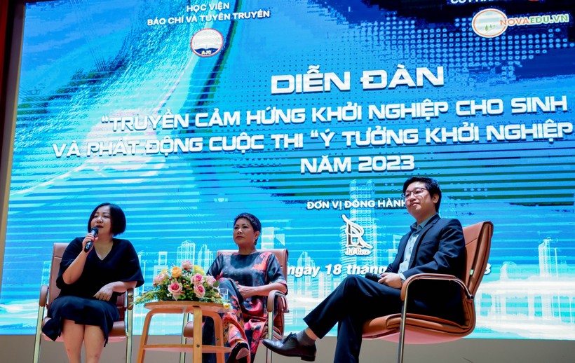 Từ trái qua phải là các diễn giả: bà Lê Thị Quỳnh Trang, Đỗ Thị Kim Liên, ông Đỗ Mạnh Hùng truyền cảm hứng khởi nghiệp cho sinh viên Học viện Báo chí và Tuyên truyền.